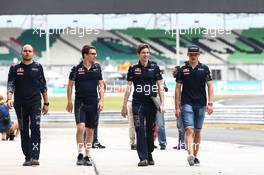 Max Verstappen (NLD) Red Bull Racing walks the circuit with the team. 29.09.2016. Formula 1 World Championship, Rd 16, Malaysian Grand Prix, Sepang, Malaysia, Thursday.