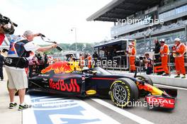 Daniel Ricciardo (AUS) Red Bull Racing RB12 leaves the pits running the Aero Screen. 29.10.2016. Formula 1 World Championship, Rd 4, Russian Grand Prix, Sochi Autodrom, Sochi, Russia, Practice Day.