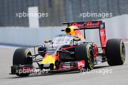 Daniel Ricciardo (AUS) Red Bull Racing RB12 with the Aero Screen. 29.10.2016. Formula 1 World Championship, Rd 4, Russian Grand Prix, Sochi Autodrom, Sochi, Russia, Practice Day.