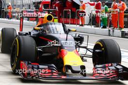 Daniel Ricciardo (AUS) Red Bull Racing RB12 running the Aero Screen. 29.10.2016. Formula 1 World Championship, Rd 4, Russian Grand Prix, Sochi Autodrom, Sochi, Russia, Practice Day.