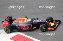 Daniel Ricciardo (AUS) Red Bull Racing RB12 with the Aero Screen. 29.10.2016. Formula 1 World Championship, Rd 4, Russian Grand Prix, Sochi Autodrom, Sochi, Russia, Practice Day.