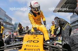 Kevin Magnussen (DEN) Renault Sport F1 Team RS16 on the grid. 01.05.2016. Formula 1 World Championship, Rd 4, Russian Grand Prix, Sochi Autodrom, Sochi, Russia, Race Day.