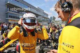 Kevin Magnussen (DEN) Renault Sport F1 Team on the grid. 01.05.2016. Formula 1 World Championship, Rd 4, Russian Grand Prix, Sochi Autodrom, Sochi, Russia, Race Day.