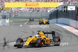 Kevin Magnussen (DEN) Renault Sport F1 Team RS16. 01.05.2016. Formula 1 World Championship, Rd 4, Russian Grand Prix, Sochi Autodrom, Sochi, Russia, Race Day.