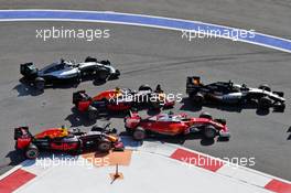 Daniil Kvyat (RUS) Red Bull Racing RB12 crashes into Sebastian Vettel (GER) Ferrari SF16-H at the start of the race. 01.05.2016. Formula 1 World Championship, Rd 4, Russian Grand Prix, Sochi Autodrom, Sochi, Russia, Race Day.