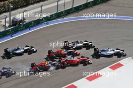 Daniil Kvyat (RUS) Red Bull Racing RB12 crashes into Sebastian Vettel (GER) Ferrari SF16-H at the start of the race. 01.05.2016. Formula 1 World Championship, Rd 4, Russian Grand Prix, Sochi Autodrom, Sochi, Russia, Race Day.