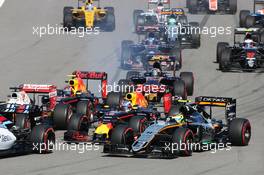 Start crash involvng Sebastian Vettel (GER) Ferrari SF16-H; Daniil Kvyat (RUS) Red Bull Racing RB12; Daniel Ricciardo (AUS) Red Bull Racing RB12; and Sergio Perez (MEX) Sahara Force India F1 VJM09. 01.05.2016. Formula 1 World Championship, Rd 4, Russian Grand Prix, Sochi Autodrom, Sochi, Russia, Race Day.