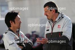 Ayao Komatsu (JPN), Haas F1 Team and Guenther Steiner (ITA) Haas F1 Team Prinicipal 30.04.2016. Formula 1 World Championship, Rd 4, Russian Grand Prix, Sochi Autodrom, Sochi, Russia, Qualifying Day.