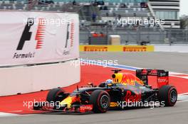 Daniel Ricciardo (AUS) Red Bull Racing RB12. 30.04.2016. Formula 1 World Championship, Rd 4, Russian Grand Prix, Sochi Autodrom, Sochi, Russia, Qualifying Day.