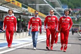 Sebastian Vettel (GER) Ferrari walks the circuit with the team. 28.04.2016. Formula 1 World Championship, Rd 4, Russian Grand Prix, Sochi Autodrom, Sochi, Russia, Preparation Day.