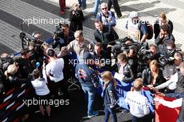 Daniil Kvyat (RUS) Red Bull Racing and Nico Rosberg (GER) Mercedes AMG F1 with the media. 28.04.2016. Formula 1 World Championship, Rd 4, Russian Grand Prix, Sochi Autodrom, Sochi, Russia, Preparation Day.
