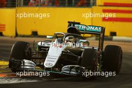 Lewis Hamilton (GBR) Mercedes AMG F1 W07 Hybrid with the Halo cockpit cover. 16.09.2016. Formula 1 World Championship, Rd 15, Singapore Grand Prix, Marina Bay Street Circuit, Singapore, Practice Day.