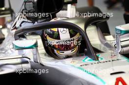 Lewis Hamilton (GBR) Mercedes AMG F1 W07 Hybrid with the Halo cockpit cover. 16.09.2016. Formula 1 World Championship, Rd 15, Singapore Grand Prix, Marina Bay Street Circuit, Singapore, Practice Day.