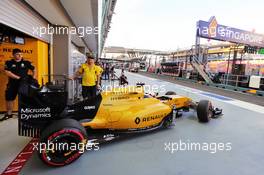 Kevin Magnussen (DEN) Renault Sport F1 Team RS16 leaves the pits. 16.09.2016. Formula 1 World Championship, Rd 15, Singapore Grand Prix, Marina Bay Street Circuit, Singapore, Practice Day.