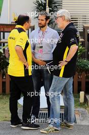 (L to R): Frederic Vasseur (FRA) Renault Sport F1 Team Racing Director with Tommaso Volpe, Infiniti Global Director of Motorsport and Francois Bancon, Infiniti Vice President Product Strategy. 16.09.2016. Formula 1 World Championship, Rd 15, Singapore Grand Prix, Marina Bay Street Circuit, Singapore, Practice Day.