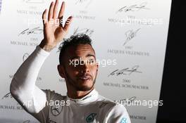 Lewis Hamilton (GBR) Mercedes AMG F1 celebrates his third position on the podium. 18.09.2016. Formula 1 World Championship, Rd 15, Singapore Grand Prix, Marina Bay Street Circuit, Singapore, Race Day.