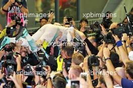 Race winner Nico Rosberg (GER) Mercedes AMG F1 celebrates with the team in parc ferme. 18.09.2016. Formula 1 World Championship, Rd 15, Singapore Grand Prix, Marina Bay Street Circuit, Singapore, Race Day.