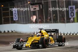 Kevin Magnussen (DEN) Renault Sport F1 Team RS16. 18.09.2016. Formula 1 World Championship, Rd 15, Singapore Grand Prix, Marina Bay Street Circuit, Singapore, Race Day.