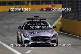 Nico Rosberg (GER) Mercedes AMG F1 W07 Hybrid leads behind the FIA Safety Car. 18.09.2016. Formula 1 World Championship, Rd 15, Singapore Grand Prix, Marina Bay Street Circuit, Singapore, Race Day.