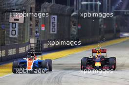 Pascal Wehrlein (GER) Manor Racing MRT05 and Max Verstappen (NLD) Red Bull Racing RB12 battle for position. 18.09.2016. Formula 1 World Championship, Rd 15, Singapore Grand Prix, Marina Bay Street Circuit, Singapore, Race Day.