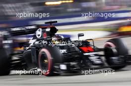 Fernando Alonso (ESP) McLaren MP4-31. 18.09.2016. Formula 1 World Championship, Rd 15, Singapore Grand Prix, Marina Bay Street Circuit, Singapore, Race Day.