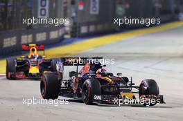 Daniil Kvyat (RUS) Scuderia Toro Rosso STR11 leads Max Verstappen (NLD) Red Bull Racing RB12. 18.09.2016. Formula 1 World Championship, Rd 15, Singapore Grand Prix, Marina Bay Street Circuit, Singapore, Race Day.