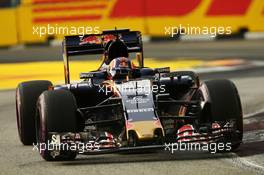 Daniil Kvyat (RUS) Scuderia Toro Rosso STR11. 17.09.2016. Formula 1 World Championship, Rd 15, Singapore Grand Prix, Marina Bay Street Circuit, Singapore, Qualifying Day.