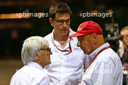 (L to R): Bernie Ecclestone (GBR) with Toto Wolff (GER) Mercedes AMG F1 Shareholder and Executive Director and Niki Lauda (AUT) Mercedes Non-Executive Chairman. 17.09.2016. Formula 1 World Championship, Rd 15, Singapore Grand Prix, Marina Bay Street Circuit, Singapore, Qualifying Day.