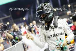 Nico Rosberg (GER) Mercedes AMG F1 celebrates his pole position in parc ferme. 17.09.2016. Formula 1 World Championship, Rd 15, Singapore Grand Prix, Marina Bay Street Circuit, Singapore, Qualifying Day.