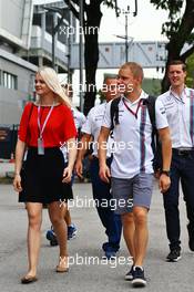 Valtteri Bottas (FIN) Williams with his wife Emilia Bottas (FIN). 17.09.2016. Formula 1 World Championship, Rd 15, Singapore Grand Prix, Marina Bay Street Circuit, Singapore, Qualifying Day.