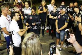 Dynamo (Steven Frayne) (GBR) Magician with Max Verstappen (NLD) Red Bull Racing. 17.09.2016. Formula 1 World Championship, Rd 15, Singapore Grand Prix, Marina Bay Street Circuit, Singapore, Qualifying Day.