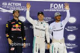 Qualifying top three in parc ferme (L to R): Daniel Ricciardo (AUS) Red Bull Racing, second; Nico Rosberg (GER) Mercedes AMG F1, pole position; Lewis Hamilton (GBR) Mercedes AMG F1, third. 17.09.2016. Formula 1 World Championship, Rd 15, Singapore Grand Prix, Marina Bay Street Circuit, Singapore, Qualifying Day.