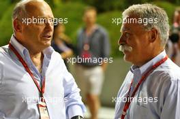 (L to R): Ron Dennis (GBR) McLaren Executive Chairman with Chase Carey (USA) Formula One Group Chairman. 17.09.2016. Formula 1 World Championship, Rd 15, Singapore Grand Prix, Marina Bay Street Circuit, Singapore, Qualifying Day.