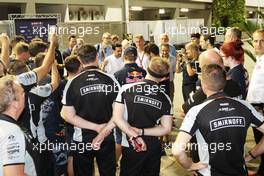 Dynamo (Steven Frayne) (GBR) Magician with Max Verstappen (NLD) Red Bull Racing. 17.09.2016. Formula 1 World Championship, Rd 15, Singapore Grand Prix, Marina Bay Street Circuit, Singapore, Qualifying Day.