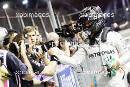 Nico Rosberg (GER) Mercedes AMG F1 celebrates his pole position in parc ferme. 17.09.2016. Formula 1 World Championship, Rd 15, Singapore Grand Prix, Marina Bay Street Circuit, Singapore, Qualifying Day.