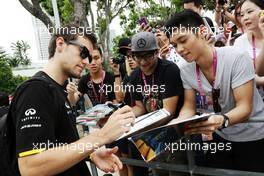 Jolyon Palmer (GBR) Renault Sport F1 Team signs autographs for the fans. 17.09.2016. Formula 1 World Championship, Rd 15, Singapore Grand Prix, Marina Bay Street Circuit, Singapore, Qualifying Day.