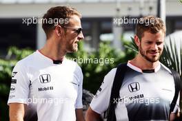 Jenson Button (GBR) McLaren with Mike Collier (GBR) Personal Trainer. 15.09.2016. Formula 1 World Championship, Rd 15, Singapore Grand Prix, Marina Bay Street Circuit, Singapore, Preparation Day.