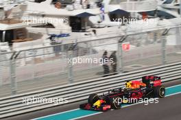 Daniel Ricciardo (AUS) Red Bull Racing RB12. 25.11.2016. Formula 1 World Championship, Rd 21, Abu Dhabi Grand Prix, Yas Marina Circuit, Abu Dhabi, Practice Day.
