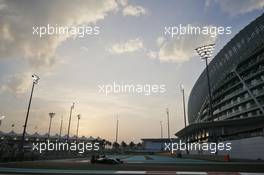 Lewis Hamilton (GBR) Mercedes AMG F1 W07 Hybrid. 25.11.2016. Formula 1 World Championship, Rd 21, Abu Dhabi Grand Prix, Yas Marina Circuit, Abu Dhabi, Practice Day.