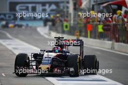 Daniil Kvyat (RUS) Scuderia Toro Rosso STR11 returns to the pits with a puncture. 25.11.2016. Formula 1 World Championship, Rd 21, Abu Dhabi Grand Prix, Yas Marina Circuit, Abu Dhabi, Practice Day.