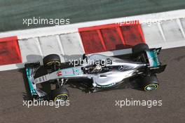 Lewis Hamilton (GBR) Mercedes AMG F1 W07 Hybrid. 25.11.2016. Formula 1 World Championship, Rd 21, Abu Dhabi Grand Prix, Yas Marina Circuit, Abu Dhabi, Practice Day.