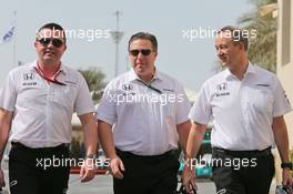 (L to R): Eric Boullier (FRA) McLaren Racing Director with Zak Brown (USA) McLaren Executive Director and Jonathan Neale (GBR) McLaren Chief Operating Officer. 25.11.2016. Formula 1 World Championship, Rd 21, Abu Dhabi Grand Prix, Yas Marina Circuit, Abu Dhabi, Practice Day.