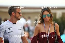 Jenson Button (GBR) McLaren with his girlfriend Brittny Ward (USA). 25.11.2016. Formula 1 World Championship, Rd 21, Abu Dhabi Grand Prix, Yas Marina Circuit, Abu Dhabi, Practice Day.