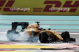 Kevin Magnussen (DEN) Renault Sport F1 Team RS16 locks up under braking. 25.11.2016. Formula 1 World Championship, Rd 21, Abu Dhabi Grand Prix, Yas Marina Circuit, Abu Dhabi, Practice Day.