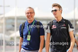 Daniil Kvyat (RUS) Scuderia Toro Rosso with his father Vyacheslav Kvyat (RUS). 25.11.2016. Formula 1 World Championship, Rd 21, Abu Dhabi Grand Prix, Yas Marina Circuit, Abu Dhabi, Practice Day.