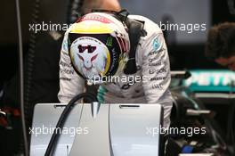 Lewis Hamilton (GBR) Mercedes AMG F1 W07 Hybrid with a tribute on his helmet to Dr. Aki Hintsa (FIN). 25.11.2016. Formula 1 World Championship, Rd 21, Abu Dhabi Grand Prix, Yas Marina Circuit, Abu Dhabi, Practice Day.