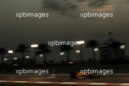Kevin Magnussen (DEN) Renault Sport F1 Team RS16 sends sparks flying. 25.11.2016. Formula 1 World Championship, Rd 21, Abu Dhabi Grand Prix, Yas Marina Circuit, Abu Dhabi, Practice Day.
