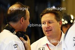 (L to R): Jonathan Neale (GBR) McLaren Chief Operating Officer with Zak Brown (USA) McLaren Executive Director. 25.11.2016. Formula 1 World Championship, Rd 21, Abu Dhabi Grand Prix, Yas Marina Circuit, Abu Dhabi, Practice Day.