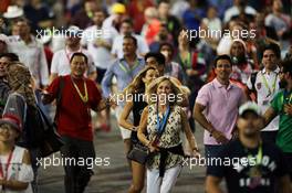 Fans invade the circuit at the end of the race. 27.11.2016. Formula 1 World Championship, Rd 21, Abu Dhabi Grand Prix, Yas Marina Circuit, Abu Dhabi, Race Day.