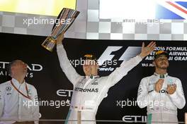 Nico Rosberg (GER) Mercedes AMG F1  and Lewis Hamilton (GBR) Mercedes AMG F1   27.11.2016. Formula 1 World Championship, Rd 21, Abu Dhabi Grand Prix, Yas Marina Circuit, Abu Dhabi, Race Day.